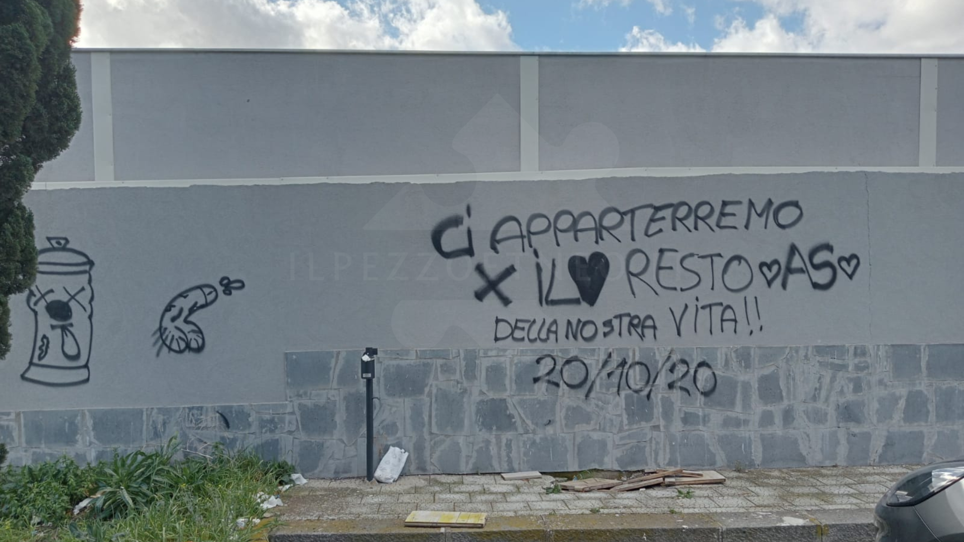 Scritte e dediche d’amore: imbrattato il muro del cimitero di Mascalucia<br>Il sindaco: «Telecamere? No, lì non è stata prevista videosorveglianza»