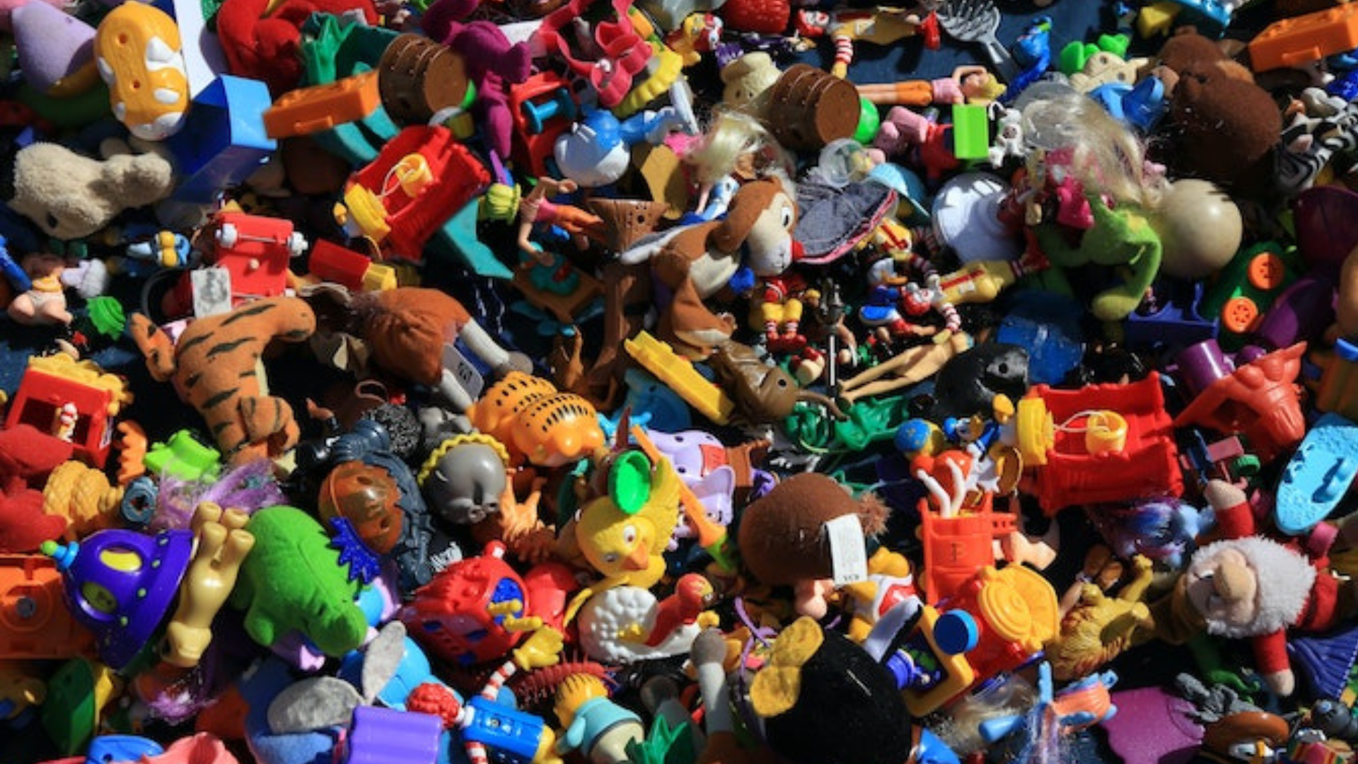 Oltre 100mila giocattoli contraffatti nascosti dietro un pannello scorrevole<br>Scatta il sequestro per la carenza dei documenti di importazione in Italia