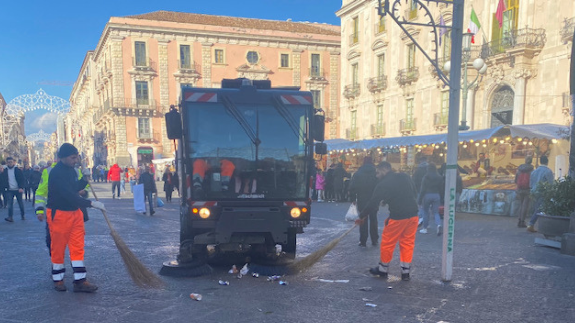 Dopo l’uscita della carrozza del Senato e la processione, comincia subito lo spazzamento delle strade