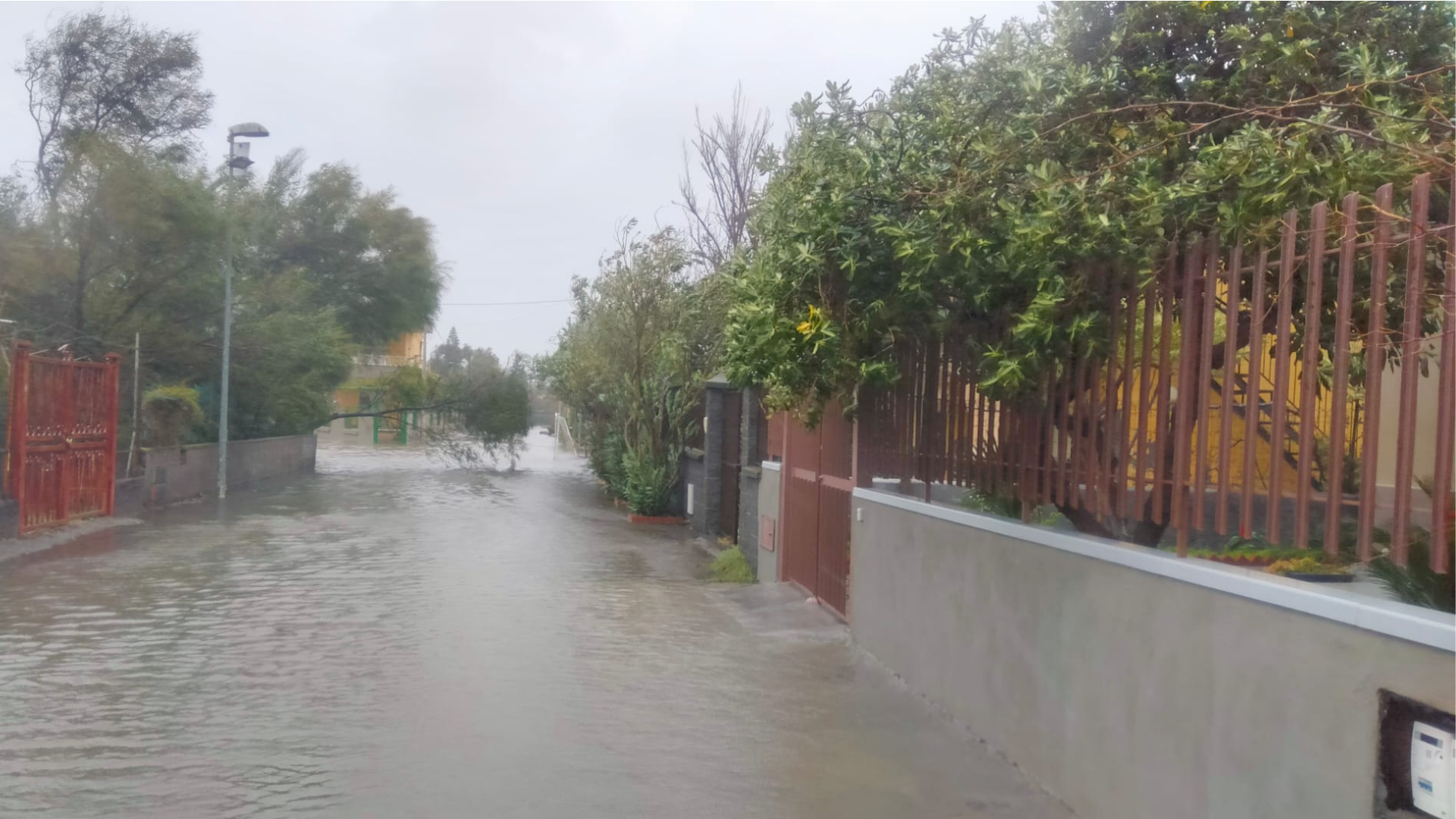 Maltempo, muri crollati e alberi abbattuti: i danni e i villaggi a rischio<br>Quel progetto fantasma per mettere in sicurezza il canale Buttaceto