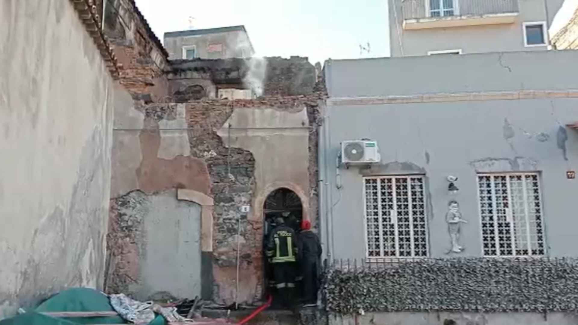 L’incendio in via Castiglione e la storia di Giovanni<br>«Senzatetto da anni, lo Stato non mi ha mai aiutato»