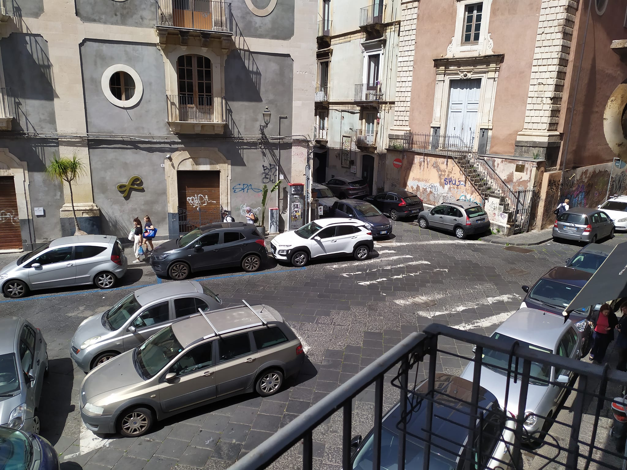 Piazza Manganelli, la denuncia del consigliere Fabrizio Cadili<br>«È un parcheggio abusivo. Va pedonalizzata e riqualificata»