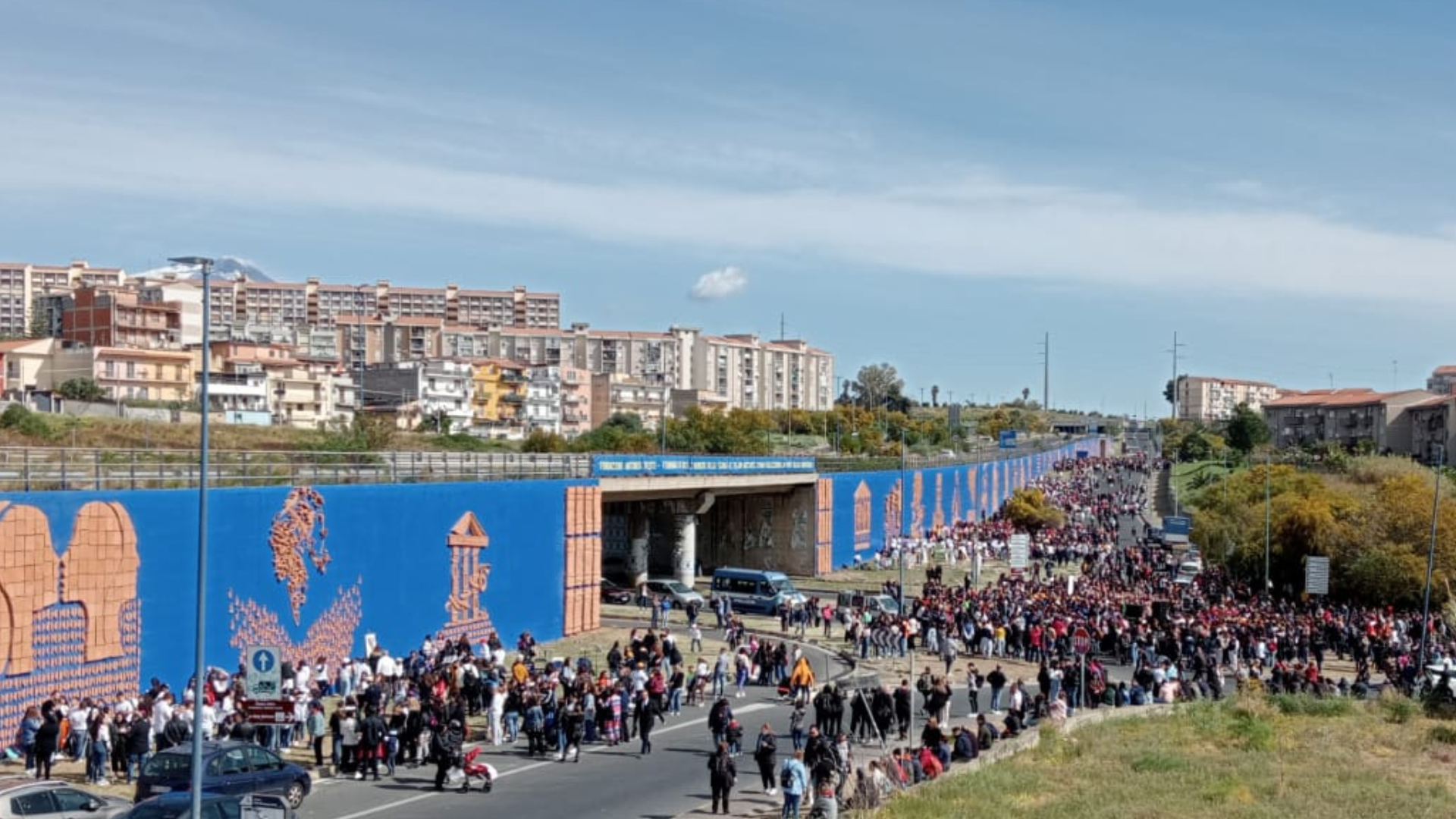 L’inaugurazione della Porta delle Farfalle in viale Nitta a Librino<br>Fiumi di studenti per l’opera monumentale più grande al mondo