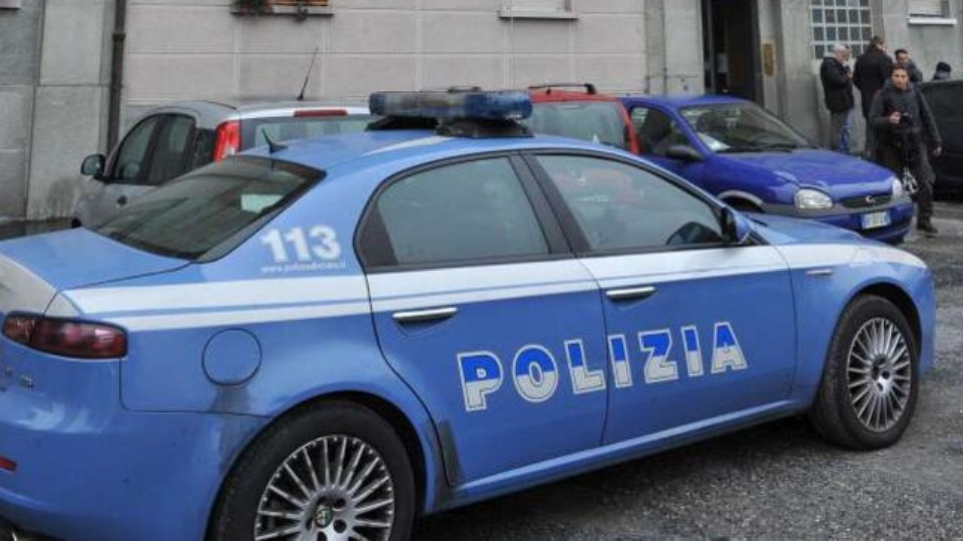 Daspo, spaccio di droga, ricettazione e detenzione illegale di armi<br>Braccialetto elettronico per due affiliati al clan Pillera-Puntina
