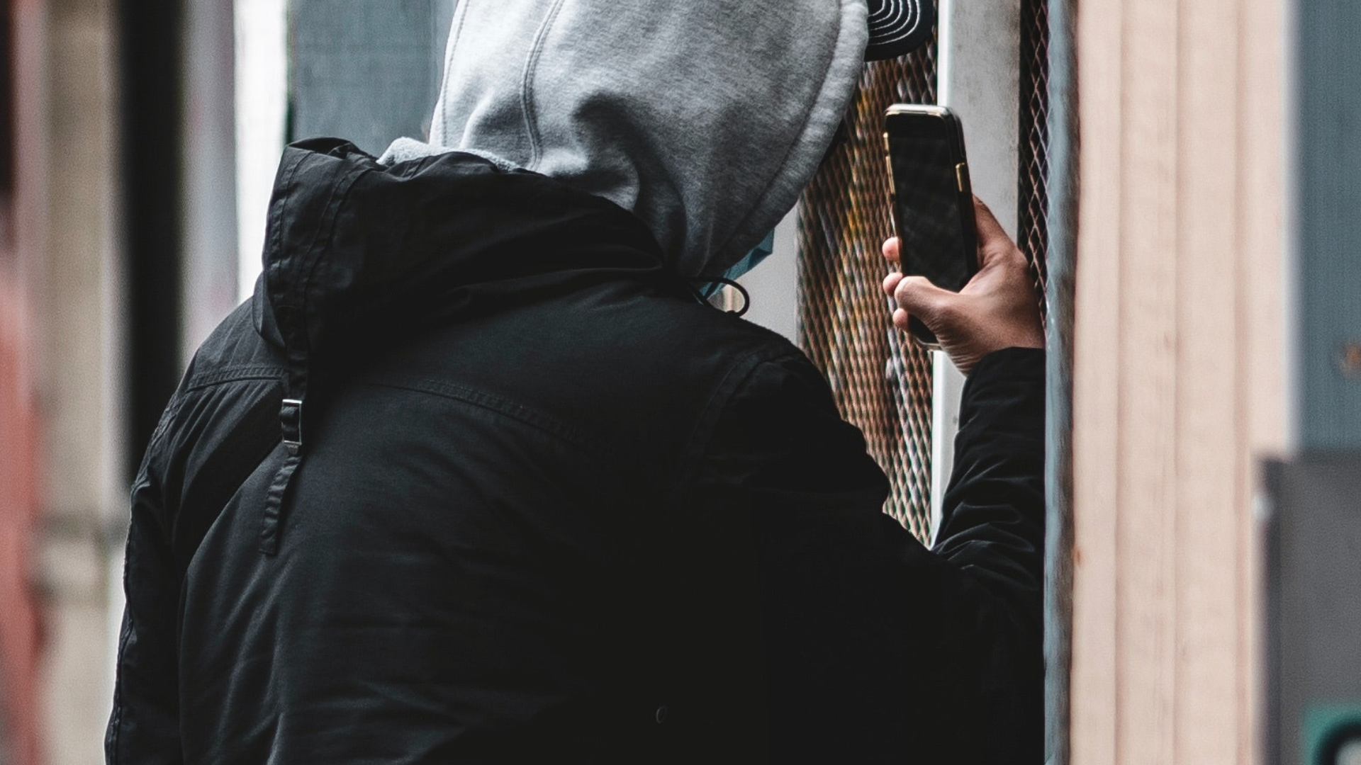 Unict, spia una studentessa in bagno e la riprende con il cellulare<br>L’uomo è accusato del reato di interferenze illecite nella vita privata