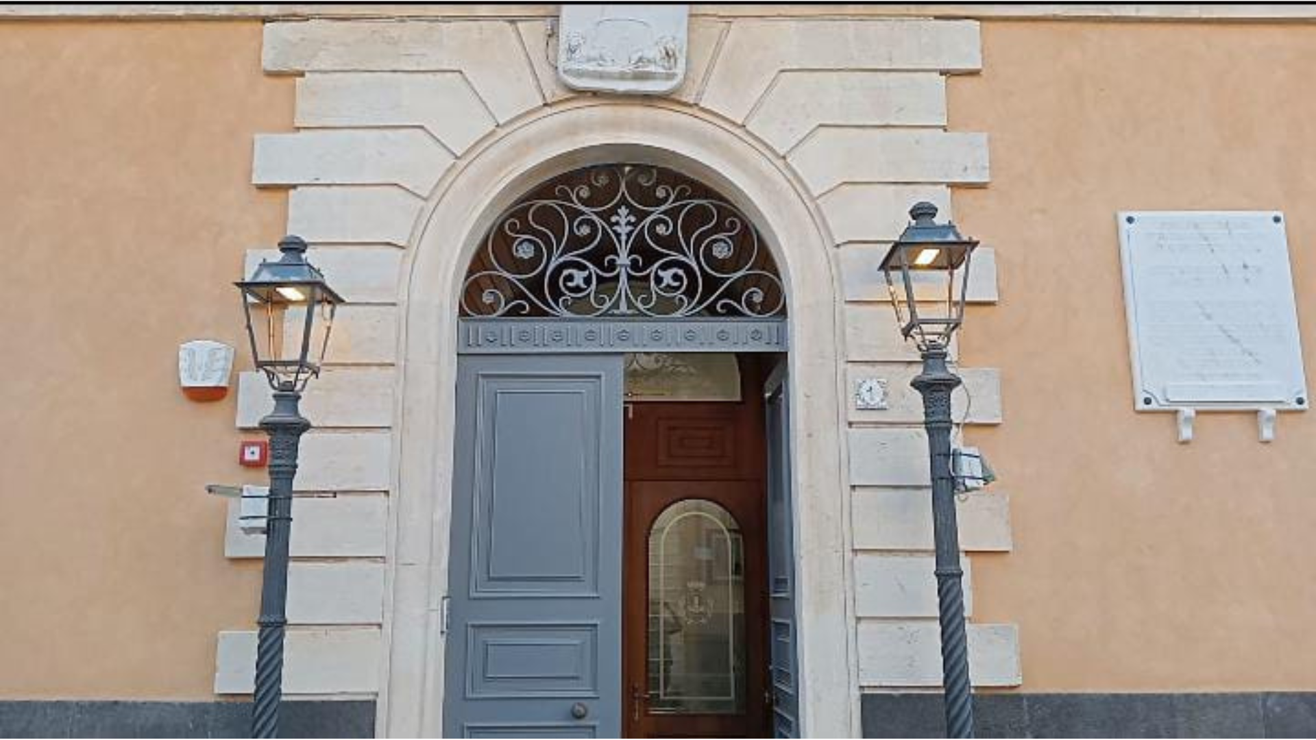 Castiglione, lo scioglimento del Comune per mafia visto dalla piazza<br>L’assessore Monforte parente di un presunto affiliato al clan Brunetto