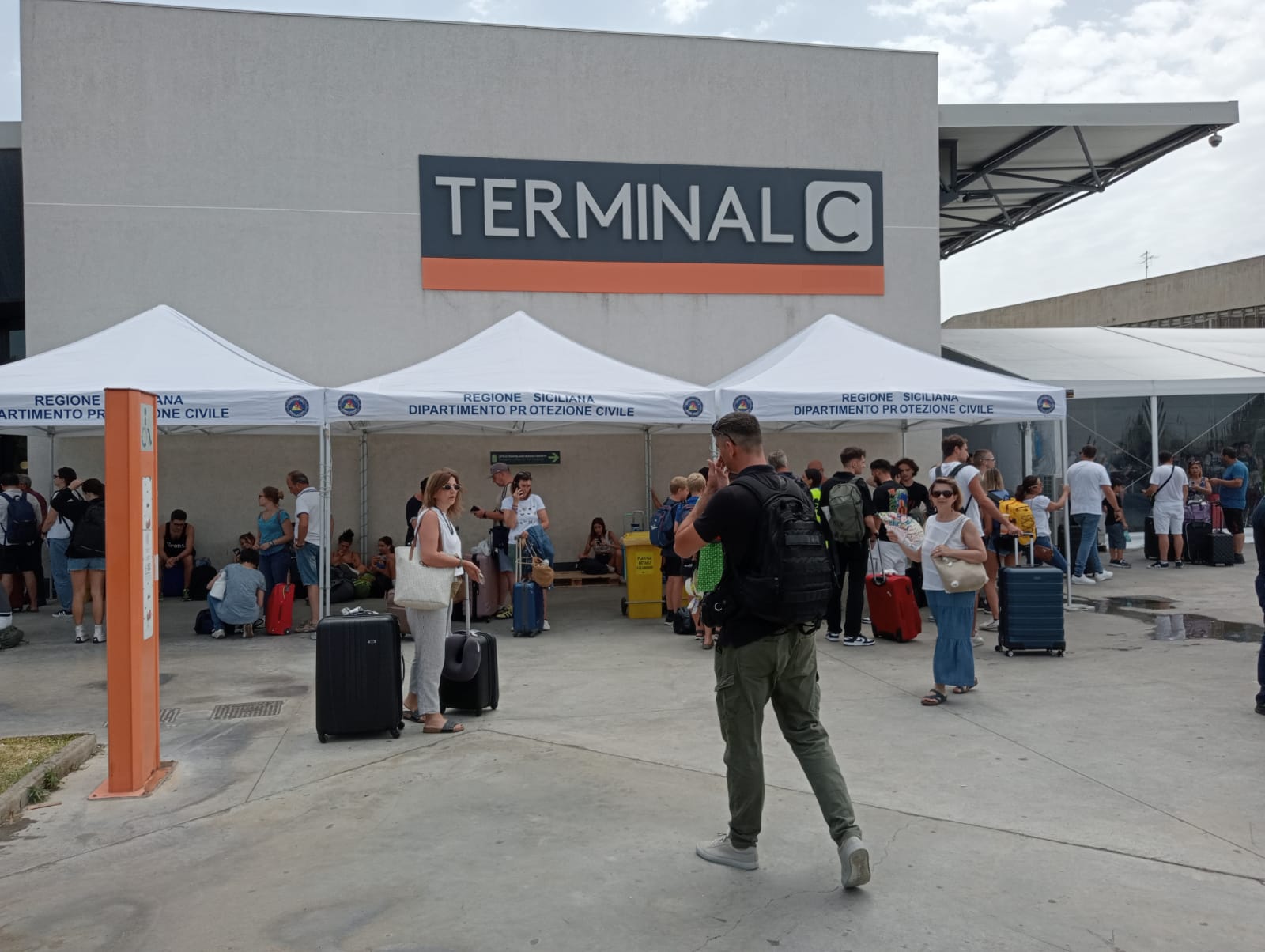 Aeroporto, l’incendio sarebbe partito dal cavo di una stampante<br>«Guasti al sito internet e a linee telefoniche sono stati riparati»