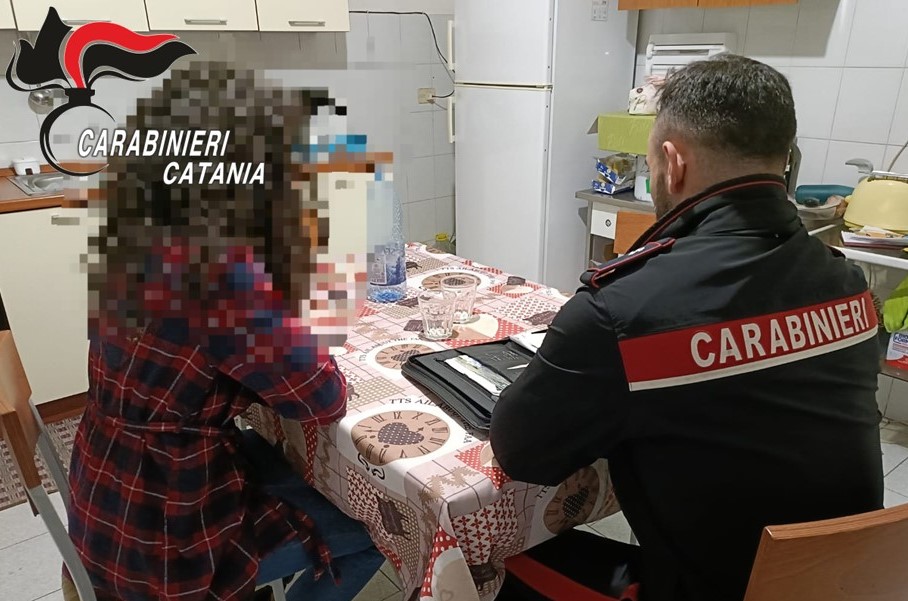 Linguaglossa, minaccia due volte madre e sorella con un coltello: arrestato