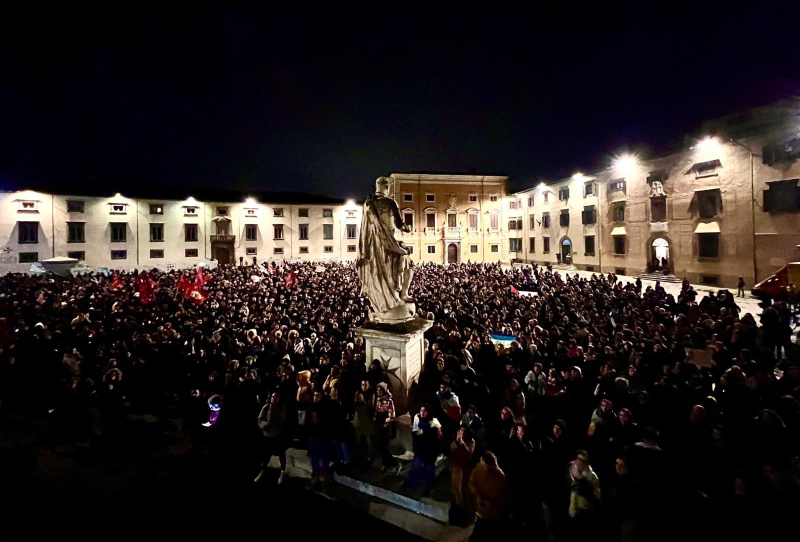 Pisa, lettera aperta dei docenti dopo l’aggressione dei poliziotti ai manifestanti<br>«A scuola insegniamo l’educazione civica, ma diteci dove abbiamo sbagliato»