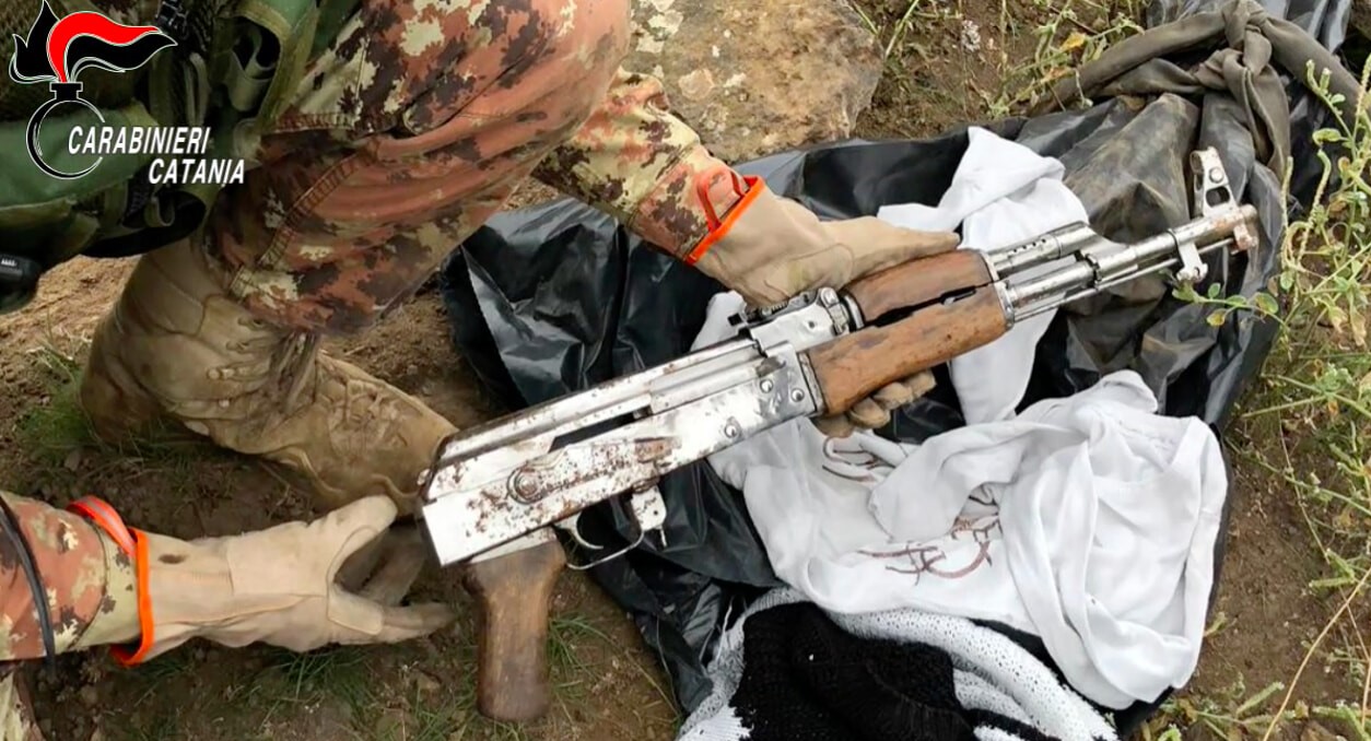 Adrano, spara colpi di Kalasnikov durante una rissa e ferisce un uomo<br>È stato condannato a quattro anni il biancavillese Vito Marino
