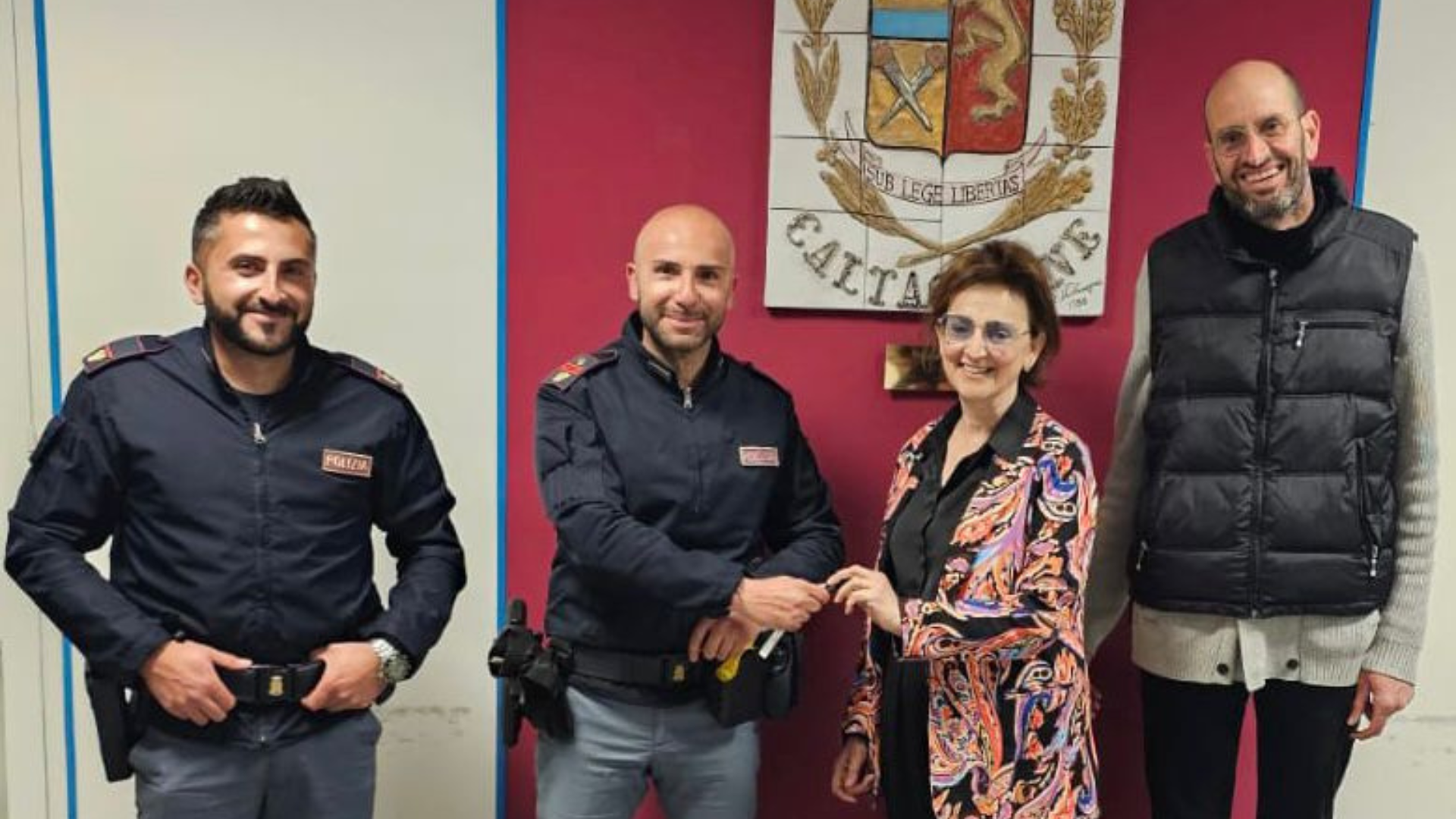 Caltagirone, polizia trova auto rubata e la restituisce alla proprietaria<br>A bordo c’erano due giovani che hanno provato a fuggire