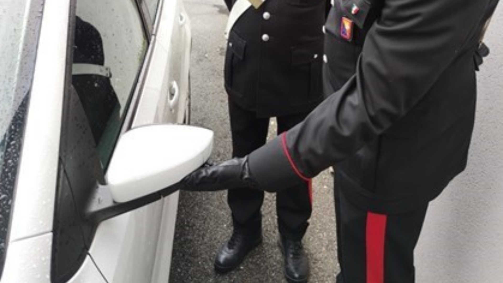 Tenta la truffa dello specchietto ma viene scoperto dalla vittima<br>Prova a fuggire ma i carabinieri lo fermano su via Nazionale