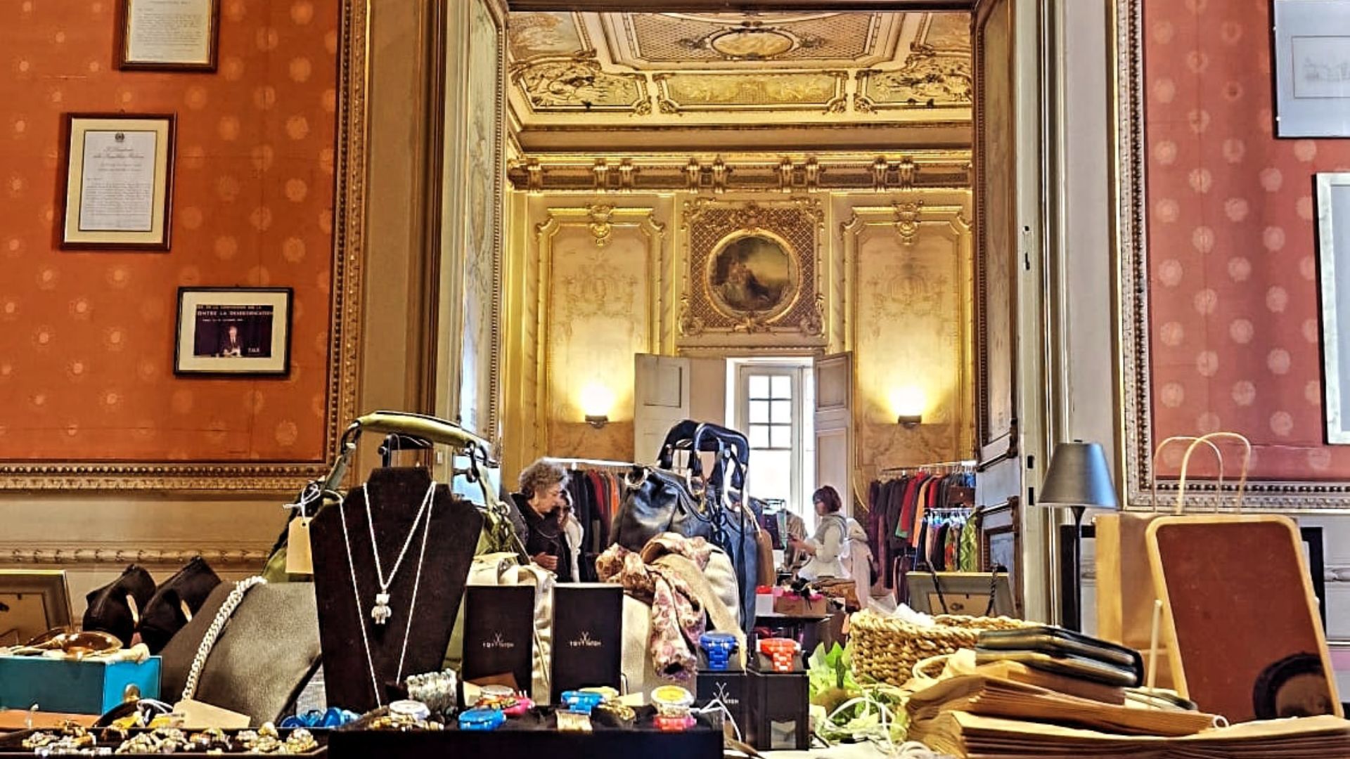 <i>10 Armadi</i>, la mostra-evento contro la moda usa e getta<br>Una fiera dei vestiti usati di marca ma di buona fattura