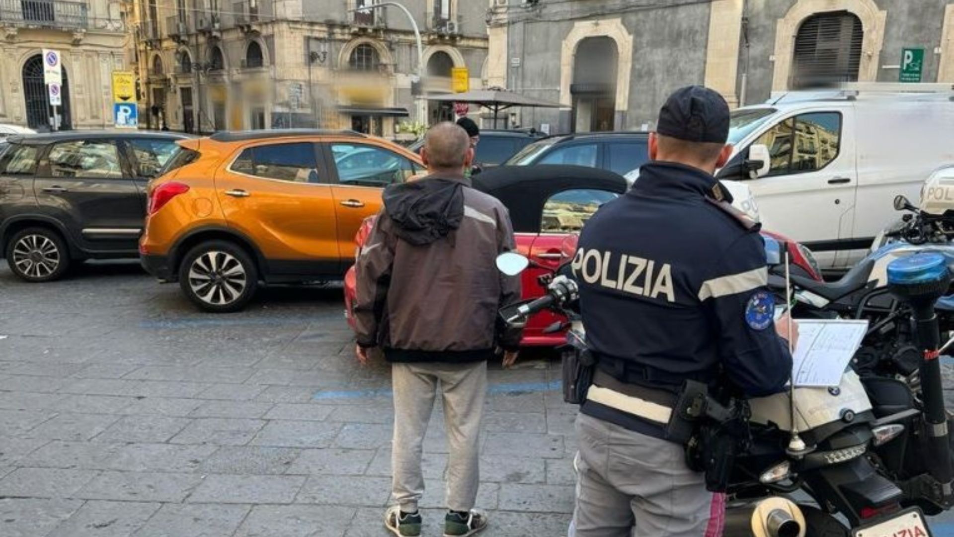 Parcheggiatori abusivi, 14 sanzionati per esercizio dell’attività senza autorizzazione<br>Da piazza Umberto a via Colombo tutti pregiudicati: sono scattate le denunce