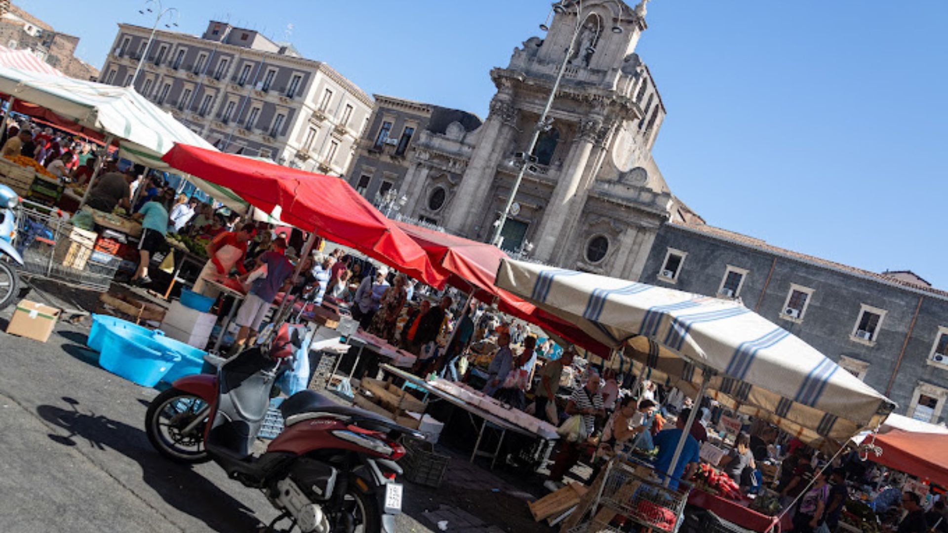 Emergenza rifiuti, l’ordinanza che dispone la chiusura dei mercati domenicali<br>«Sospendiamo la fiera di piazza Carlo Alberto che produce più indifferenziato»