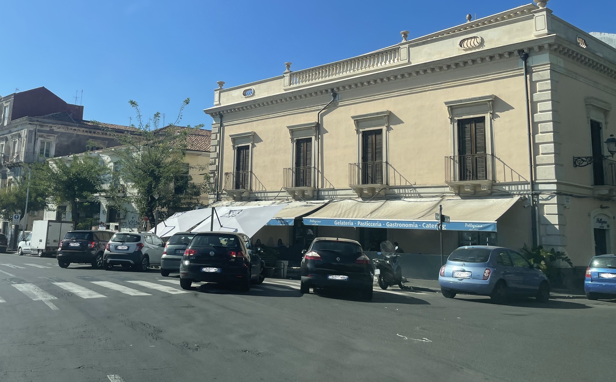 Alberi abbattuti in piazza dei Martiri, cinque anni senza le belle piante<br>Le associazioni cittadine: «Il Comune deve dare l’esempio: ripiantatele»