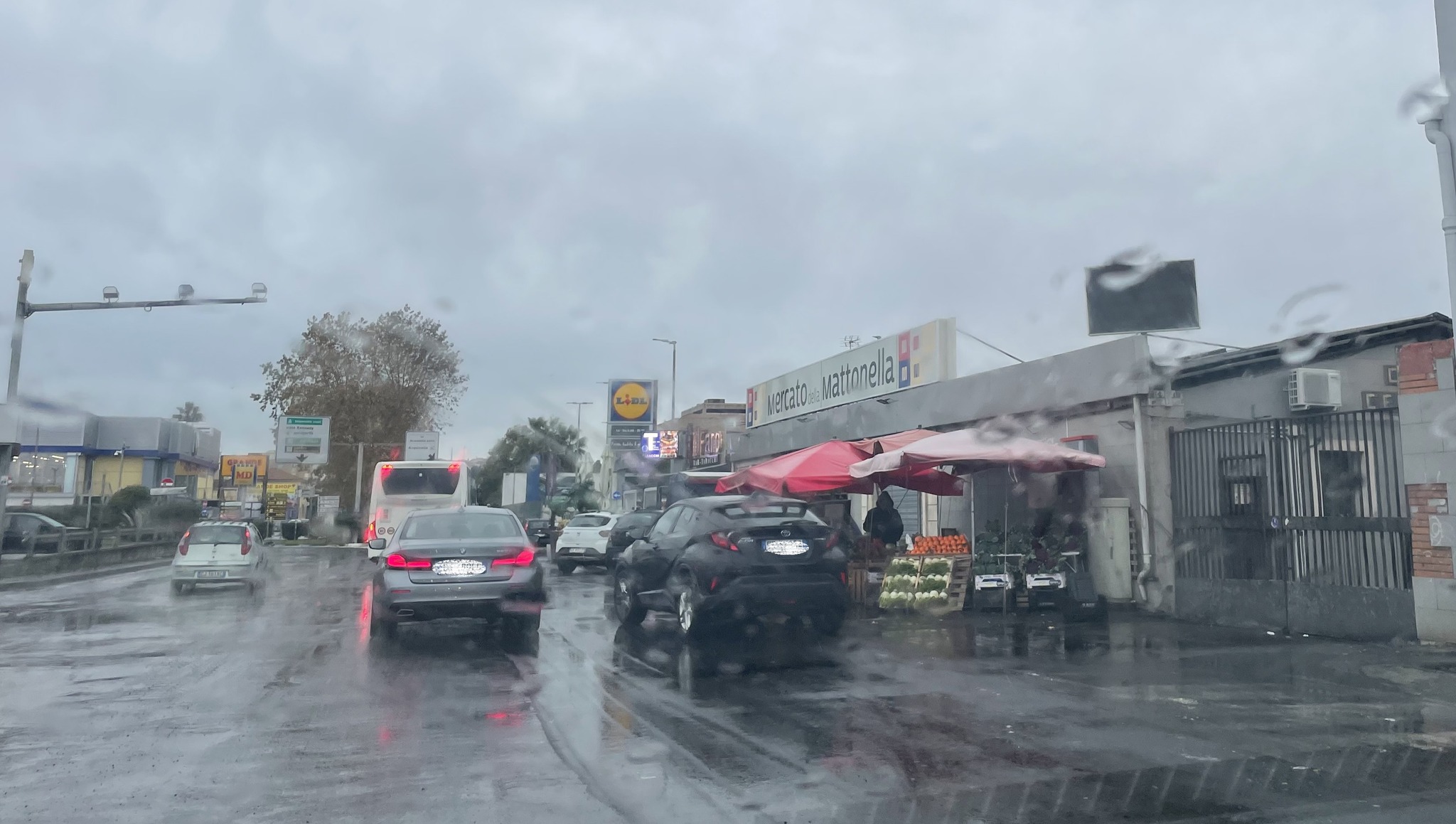 Faro Biscari, un venditore ambulante sosta sul ciglio della strada<br>Residenti: «Intervengano le forze dell’ordine e lo rimuovano»