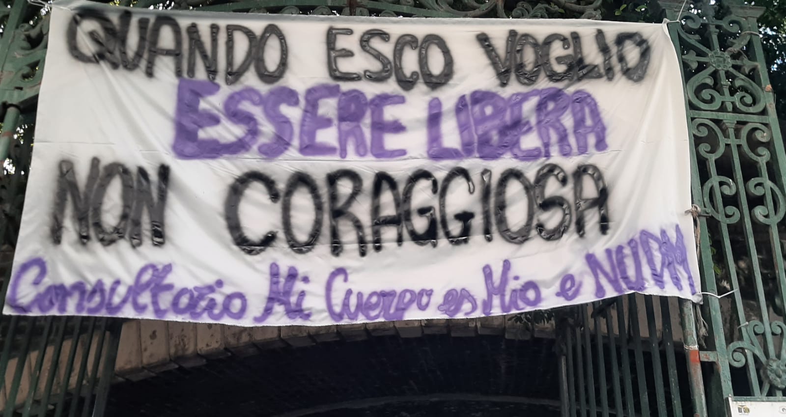 «Il cerchio della violenza si chiude, striscioni per far parlare la città e non il sindaco»<br>Il manifesto del cambiamento del consultorio autogestito Mi Cuerpo es mio e Non una di meno Catania