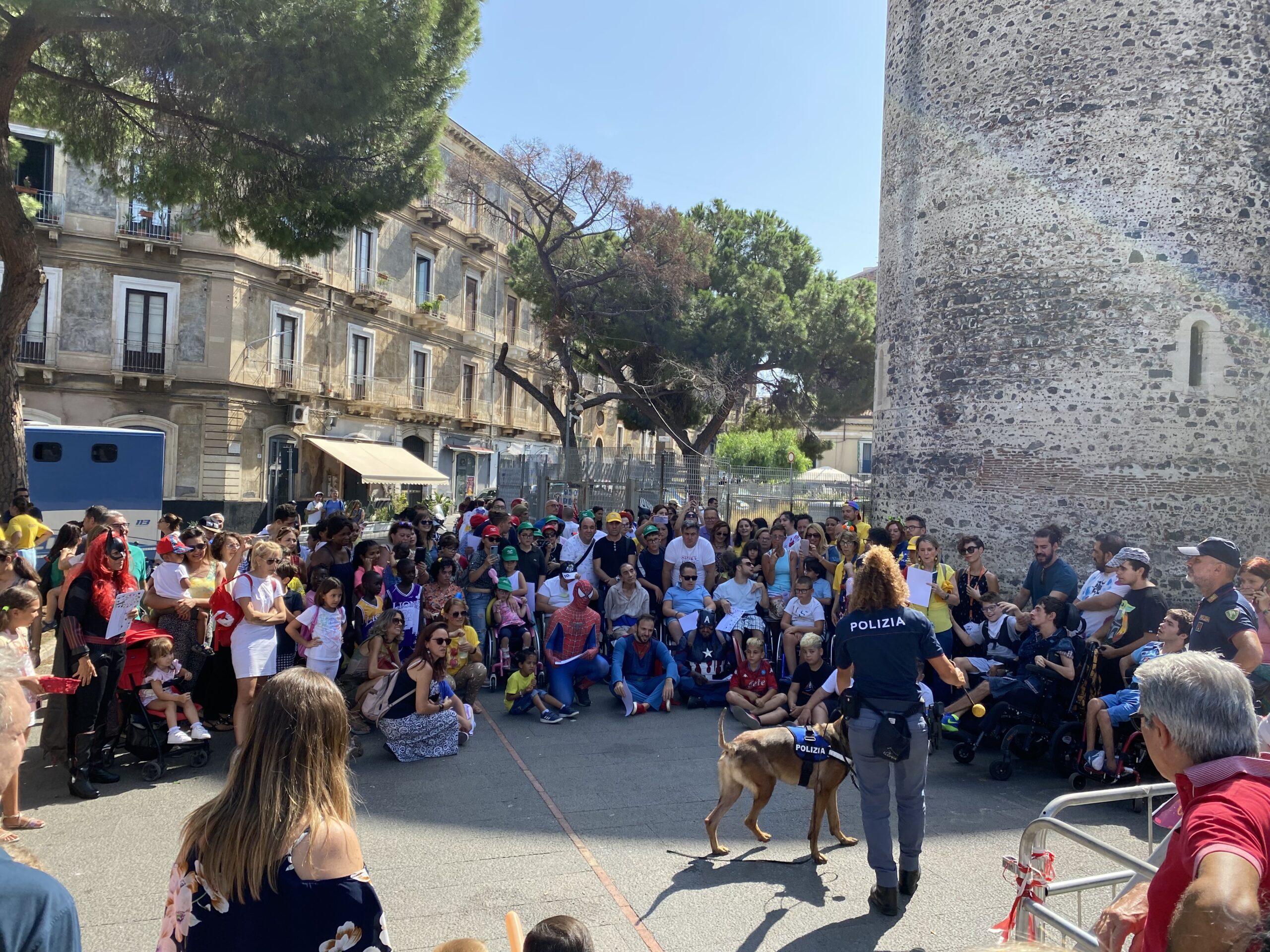 Il commissariato di San Cristoforo scende in piazza con i bambini disabili<br>A castello Ursino in scena <i>Divisa amica, la festa dell’integrazione e della legalità</i>