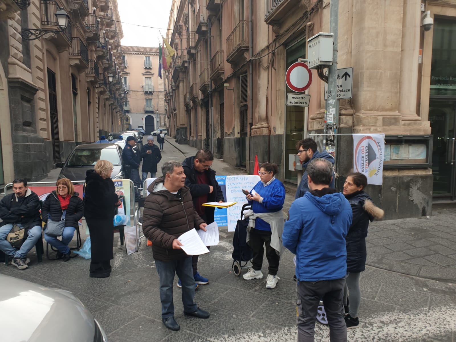 I disabili e la protesta in via Etnea, il Comune dice sì alla modifica del regolamento<br>Assessore La Greca: «Disponibili a semplificare l’accesso alle aree pedonali e Ztl»