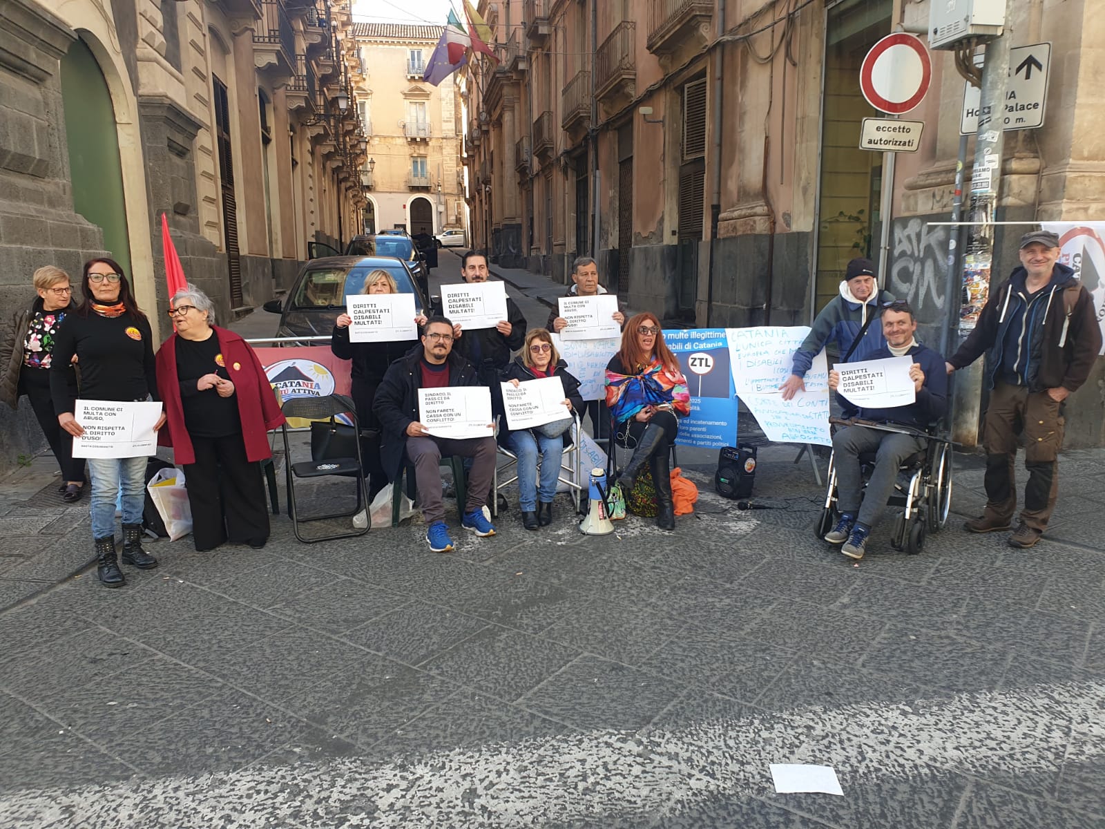 La protesta in via Etnea contro il provvedimento che limita la circolazione ai disabili<br>«Abrogare il regolamento: il sindaco si impegni pubblicamente alla revoca»