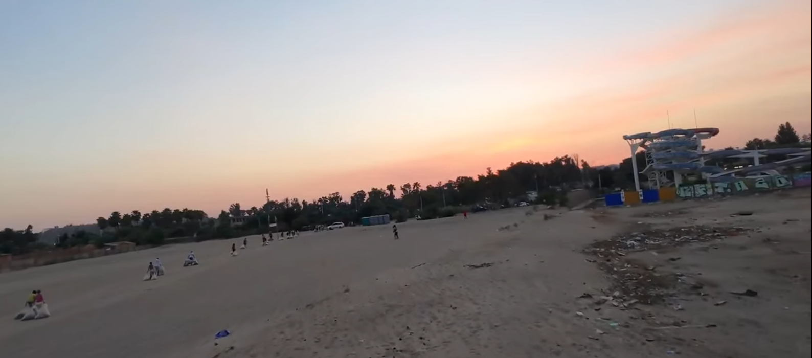 Cambia e la pulizia delle spiagge, quel sacrificio che unisce e stupisce<br>Make a wish: gli Umpa lumpa dei rifiuti a lavoro con un sorriso leggero